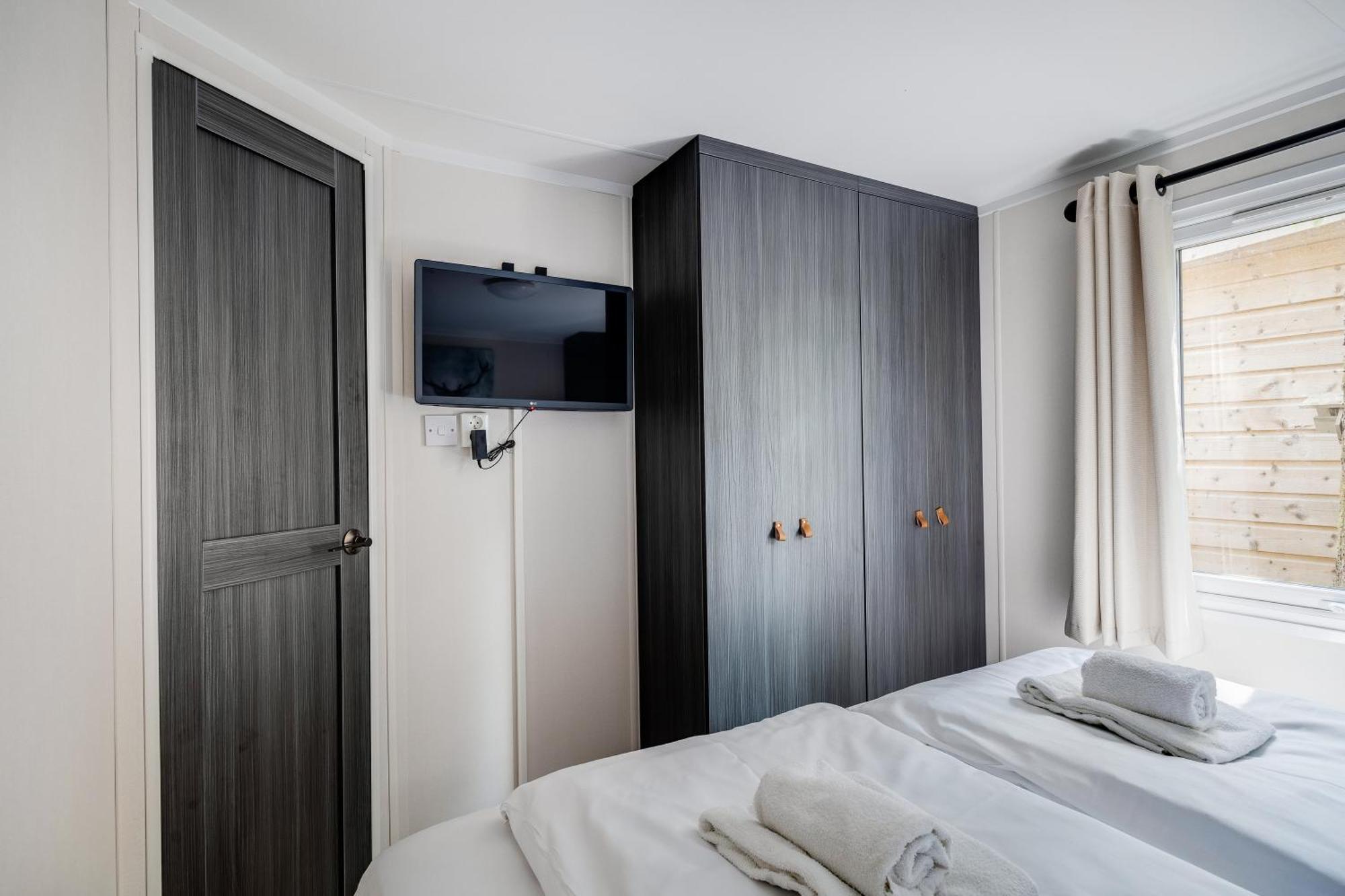 Veluwe Hoenderloo Luxury Chalet With Private Sauna And Hot Tub - Swimming Pool Tennis Court Supermarket Bowling Alley Theatre And Entertainment For Children Luaran gambar